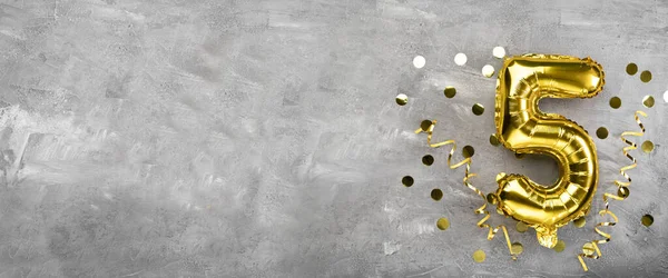 Sarı folyo balon numarası, beton arka planda beş numara. 5 harfli doğum günü kartı. Yıldönümü konsepti. Yıldönümü, doğum günü, yeni yıl kutlaması için. afiş, boşluğu kopyala.