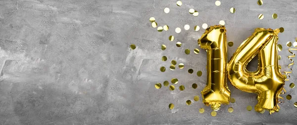 Sarı folyo balon numarası, on dört numara beton arka planda. 14. yaş günü kartı. Yıldönümü konsepti. Yıldönümü, doğum günü, yeni yıl kutlaması için. afiş, boşluğu kopyala.