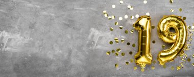 Sarı folyo balon numarası, on dokuz numara beton arka planda. 19. yazıtlı doğum günü kartı. Yıldönümü konsepti. Yıldönümü, doğum günü, yeni yıl kutlaması için. afiş, boşluğu kopyala.