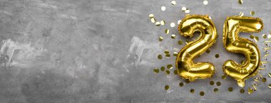 Sarı folyo balon numarası, 25 numara beton arka planda. 25. yaş günü kartı. Yıldönümü konsepti. Yıldönümü, doğum günü, yeni yıl kutlaması için. afiş, boşluğu kopyala.