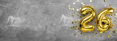 Sarı folyo balon numarası, 26 numara beton arka planda. 26 yazısıyla birlikte doğum günü kartı. Yıldönümü konsepti. Yıldönümü, doğum günü, yeni yıl kutlaması için. afiş, boşluğu kopyala.