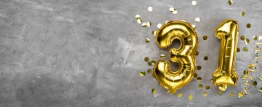 Sarı folyo balon numarası, beton arka planda otuz bir numara. Üzerinde 31 yazan doğum günü kartı. Yıldönümü konsepti. Yıldönümü, doğum günü, yeni yıl kutlaması için. afiş, boşluğu kopyala.