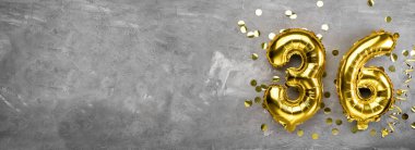 Sarı folyo balon numarası, beton arka planda 36 numara. Üzerinde 36 yazan doğum günü kartı. Yıldönümü konsepti. Yıldönümü, doğum günü, yeni yıl kutlaması için. afiş, boşluğu kopyala.