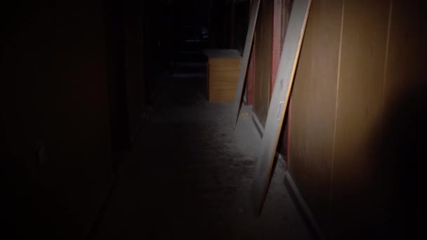 Заброшенный разрушенный длинный коридор, отслеживание движения, луч фонарика, — стоковое видео