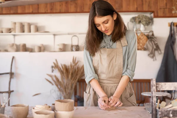 Master Umělecké Keramiky Práci Šťastná Žena Zástěře Pracuje Keramické Dílně — Stock fotografie