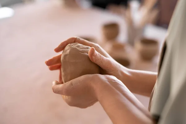 女性の陶芸家の手のクローズアップ スタジオで手作りのカップ作りツールを使用して仕事でプロのセラミスト 選択的フォーカス 手作りの料理の形成 アートと中小企業のコンセプト — ストック写真