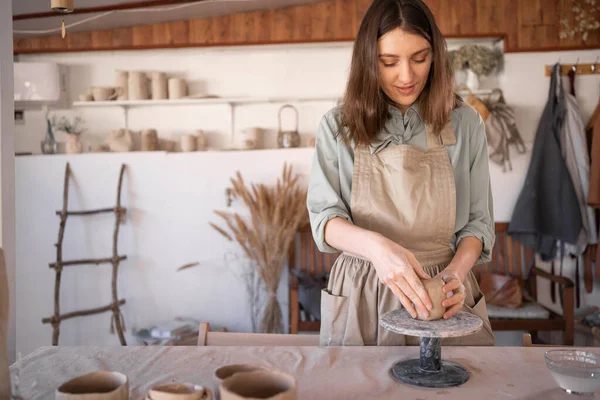 Young Caucasian Female Potter Working Clay Potter Wheel Creative Professional — Stock Photo, Image