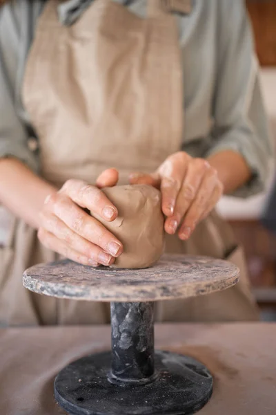 創造的な手工芸品プロセス女性アーティストは 造形や手彫刻陶器のためのツールを使用しています 陶芸家が原料を使って手芸陶器を作る工房の作業台 — ストック写真