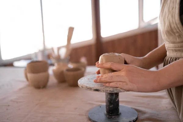 伝統的なスタイルでカップを作る陶芸家のクローズアップ女性の手 粘土から食器を彫刻し スペースをコピーする — ストック写真