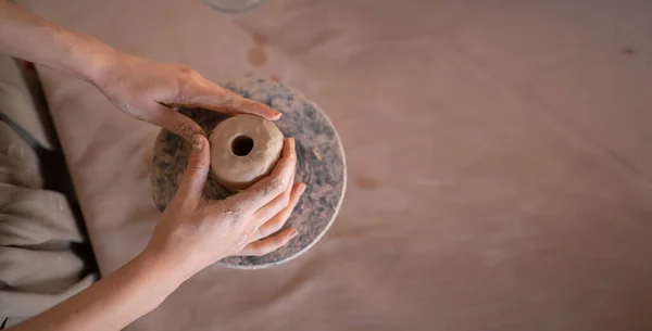 Fechar Mão Uma Mulher Criativa Esculpir Argila Crua Roda Oleiro — Fotografia de Stock