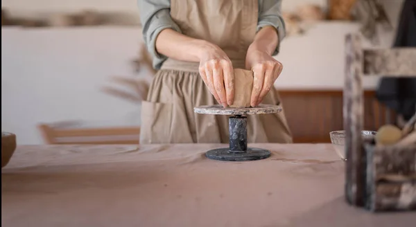 女性の陶芸家は粘土で作品を作り 女性の手のクローズアップは彼女の手の中にぬれた粘土の作品を保持します 陶工が製品を作ります 手作りの料理の形成 アートと中小企業のコンセプト コピースペース — ストック写真