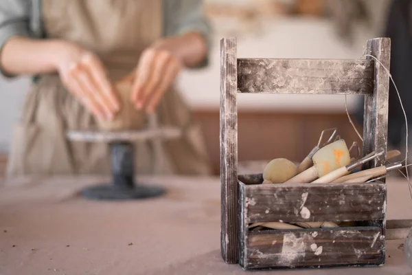 一位手工艺者穿着围裙在陶瓷作坊里用粘土做手工制作的陶瓷碗 技能和创业的概念 复制空间 — 图库照片