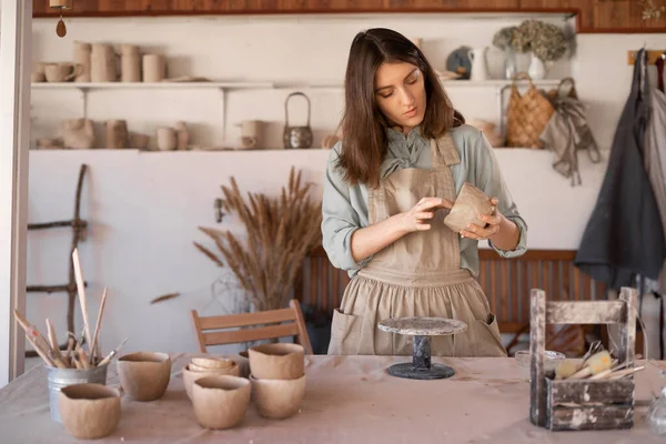 Mladá Řemeslnice Zaměřená Tvarování Syrové Hliněné Mísy Během Hodiny Keramiky — Stock fotografie