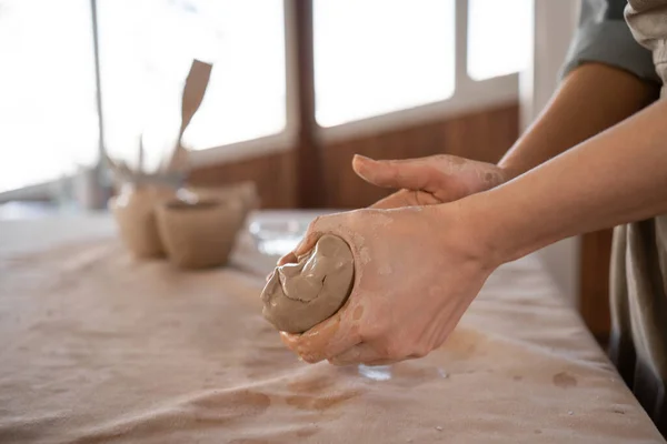 陶芸家の女性の手の近くに彼女は生粘土の一片をこねる 好きな趣味のコンセプトはモデリングです コピースペース — ストック写真