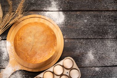 Tahta arka planda yuvarlak kepekli ekmek, üst manzara. Boşluğu kopyala.