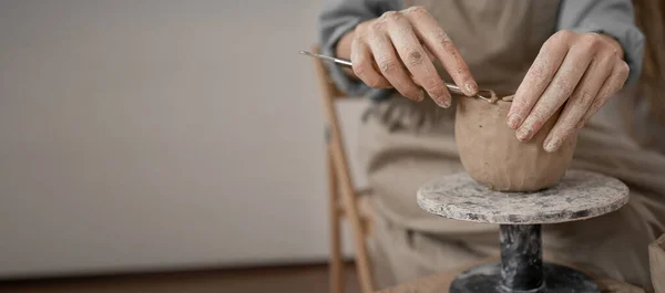 Κοντινό Πλάνο Γυναικείων Χεριών Που Δουλεύουν Πηλό Αγγειοπλάστης Φτιάχνει Πιάτα — Φωτογραφία Αρχείου