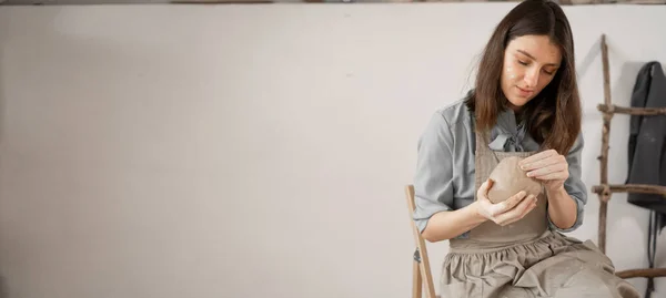 Γυναίκα Καλλιτέχνης Γλυπτά Από Υγρό Πηλό Στο Στούντιο Ceramist Κάνει — Φωτογραφία Αρχείου
