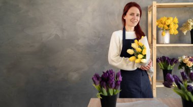 Kameraya bakan sarı laleli genç bir çiçekçinin portresi. Pankart. Boşluğu kopyala.