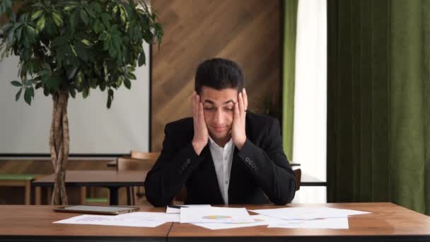 Uomo d'affari arabo sconvolto in caffè, fallimento fermo e leader con documenti, concetto di business e tecnologia, arabo giovane maschio — Video Stock