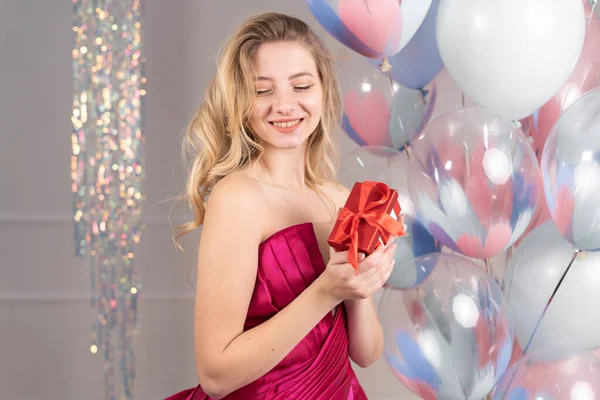 Веселая Милая Девушка Модном Наряде Позирует Возле Воздушного Шара Подарочной — стоковое фото