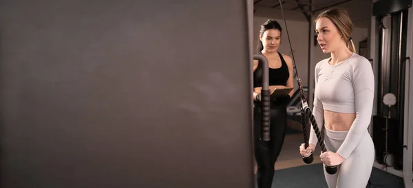 Muskulöse Fitness Frau Bei Übungen Mit Einem Trainer Ziehen Sie — Stockfoto