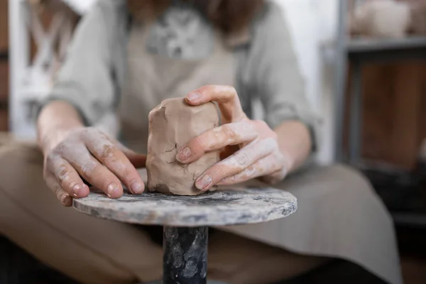 Close Mão Uma Mulher Artesão Que Trabalha Com Argila Uma — Fotografia de Stock