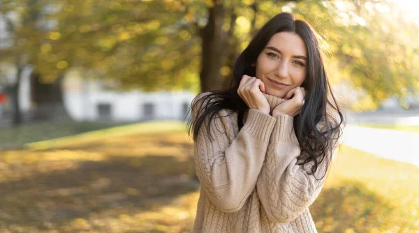 Autumn Street Fashion Photo Young Beautiful Lady Park Woman Warm — Stock Photo, Image