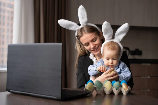 Paskalya Için Yumurta Boyayan Bir Kadın Bir Çocuk Bilgisayarlı Bir — Stok fotoğraf