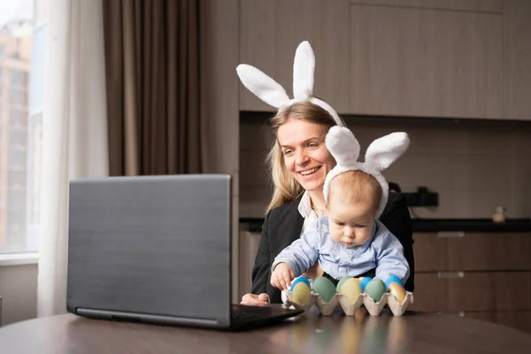 Eine Frau Und Ein Kind Bemalen Eier Für Ostern Führen — Stockfoto