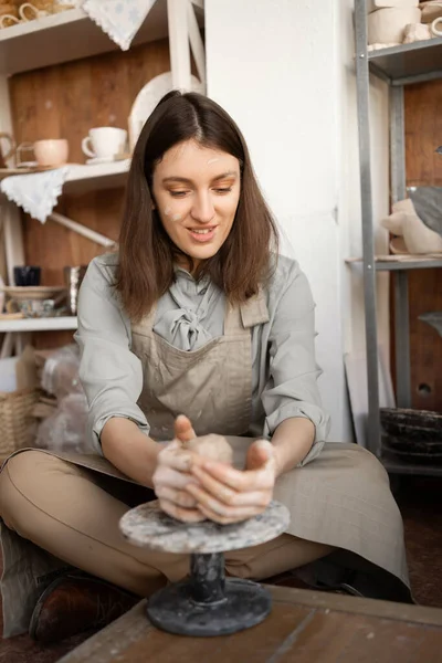 Malé Ručně Vyráběné Keramiky Podnikání Proces Modelování Tvarování Hliněné Nádoby — Stock fotografie