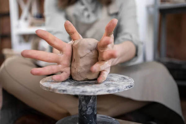 Kobieta Pracuje Kole Garncarskim Rzemieślnik Kształtuje Filiżankę Glinianego Garnka Warsztaty — Zdjęcie stockowe