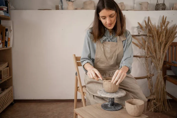 Proceso Creativo Mujer Costura Dedica Moldura Escultura Mano Cerámica Mesa — Foto de Stock