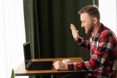 Gülücüklü yakışıklı bir adam kafede video çekiyor, sakallı iş adamı iş arkadaşlarıyla görüntülü konuşuyor, serbest çalışan müşteri web kamerasından sipariş alıyor, profil görüntüsü...