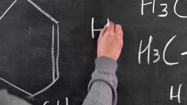 Male hand drawing with chalk formulas and elements on the blackboard, signs and symbols of chemistry, concept of the study of chemistry — Stock Video