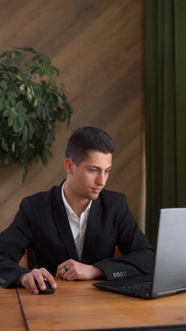Nachdenklicher arabischer Geschäftsmann, der im modernen Büro am PC arbeitet, Porträt eines männlichen Managers, der am entfernten Arbeitsplatz auf den Laptop schaut. Freiberufler in Nahaufnahme — Stockvideo