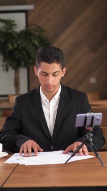 Arap genç işadamı video çağrısı modern tarz, iş başarısı konsepti, çevrimiçi video çağrısı. İş adamlarının iletişimi. dikey video