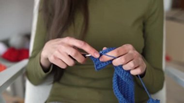 Başlangıç. Laptop, cep telefonu ve teslimat kutusu olan küçük işletme sahibi müşterinin yeni siparişi üzerine mutlu genç bir Arap adam.