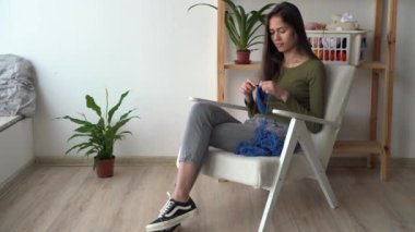 Örgü işi konsepti, örgü örme dersi Latin kadın, evde oturan atkı, hobi, boş zaman