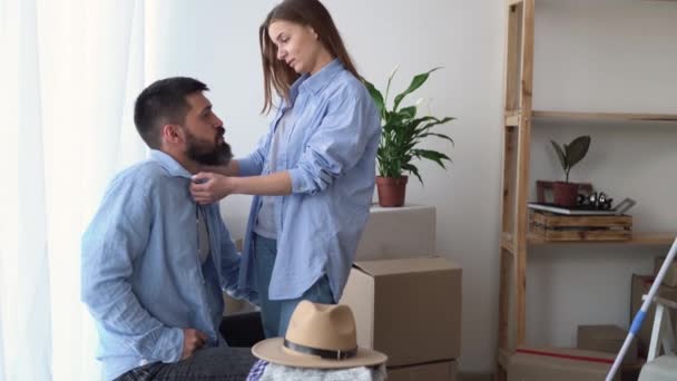 Konsep bergerak. Pasangan muda yang menarik kaukasia, pria dan wanita pindah ke rumah baru. bersama-sama jatuh cinta di sebuah apartemen baru — Stok Video