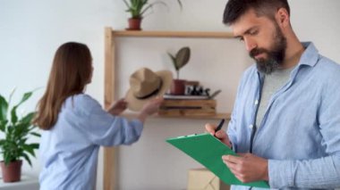 Aktif aile kiralık eve taşınıyor. Oyuncu bir kadının karton bir paketi taşıdığını ya da açtığını görmek güzel. Yeni bir dairede beyaz bir çift. İyi eğlenceler.