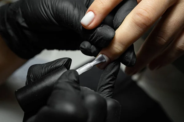 Process Applying Varnish Nails Beauty Salon Close Woman Salon Receives — Foto Stock