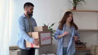 Yeni bir eve taşınma günü, birkaç kutu eşya, mutlu bir aile daire satın alma, taşınma.