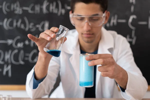 Male Arabic Chemistry Teacher Mixing Liquids Doing Experience College Class — Foto Stock