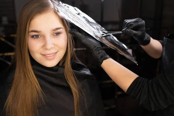 Hairdresser Dyes Women Hair Highlighting Hair His Client Brush Foil — Stock Photo, Image
