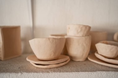 Hazır seramik çanaklar ve el yapımı tabaklar. Sanatsal konsept, seçici odaklanma.