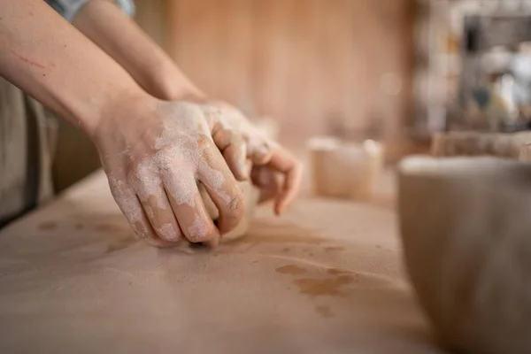 Små Handgjorda Keramik Verksamhet Processen Att Modellera Och Gjuta Lerburk — Stockfoto