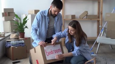 Genç çift, taşınma günü yeni bir daireye taşınırken kişisel eşyalarının taşınması, karton kutuların ve eşyaların mühürlenmesi gibi şeyler hazırlıyor. Kadın bir kutuya kağıt parçası yapıştırıyor. Hayat değişir.