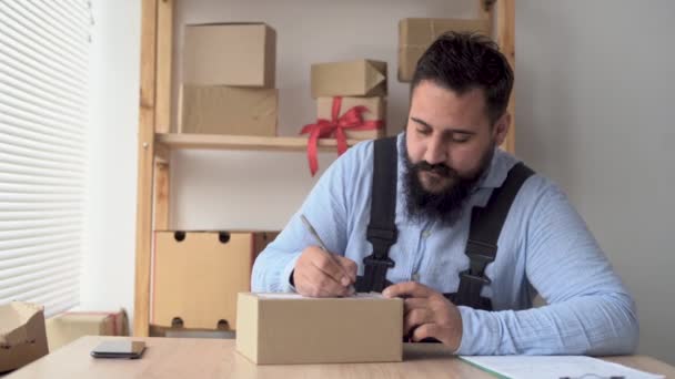 Small business start-up owner, business employee entrepreneur working with a box, millennial hindu small business owner, online marketplace office, packaging box, SME delivery, e-commerce — Vídeo de Stock