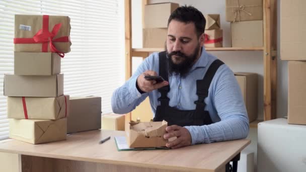 Küçük işletme sahibi, merkez ofis girişimcisi, nakliye ve ambalaj, KOBİ, sevk deposunda çalışan Hintli adam, e-ticaret — Stok video