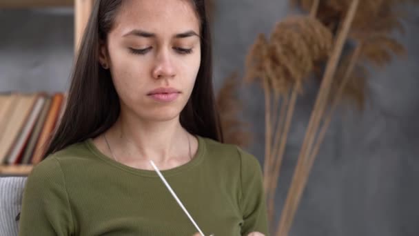 Knitting and needlework, latin woman knitting while sitting at home, knitwear from woolen thread, hobby and leisure — Stock Video